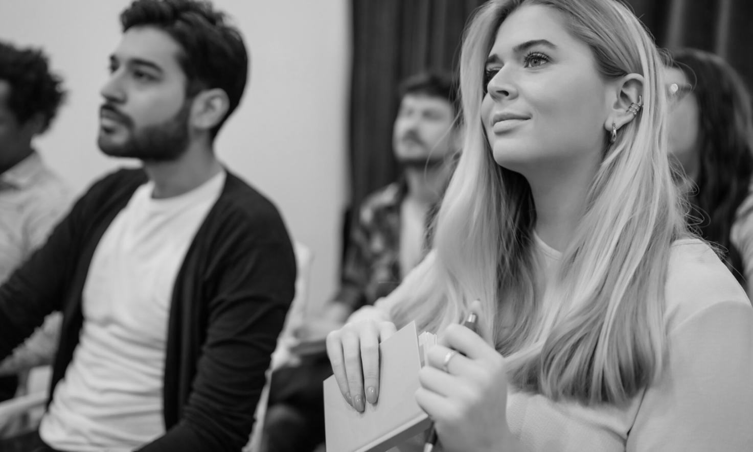 Environnement d'apprentissage collaboratif avec des participants engagés dans des échanges
